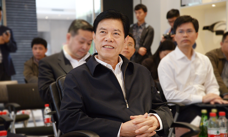钟山听取王剑峰董事长对公司近况的汇报。 官网使用.jpg